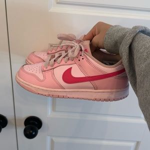 Women’s 6 Nike dunk low triple pink